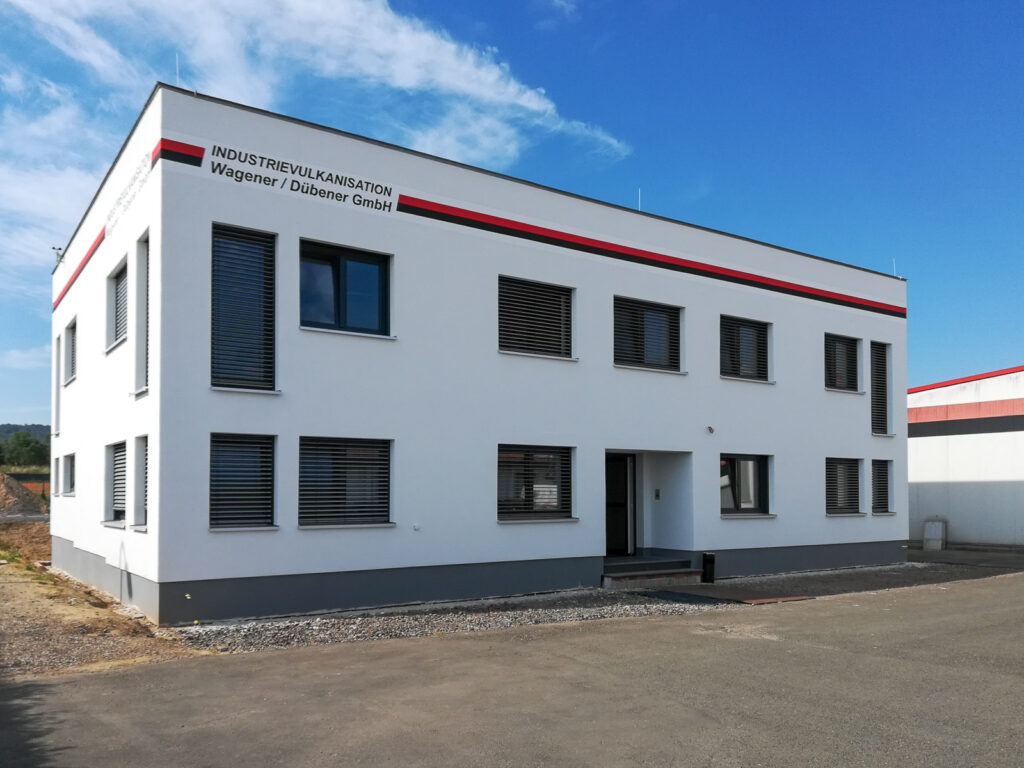 Modernes Bürogebäude bei sonnigem Wetter