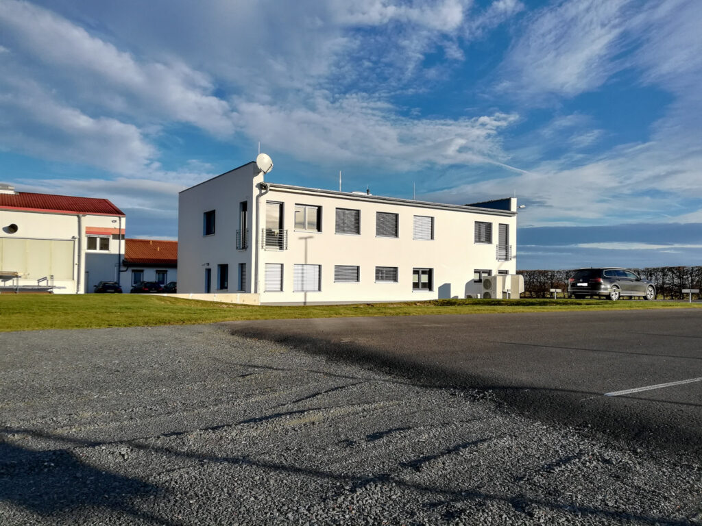 Modernes Gebäude bei Tageslicht vor blauem Himmel