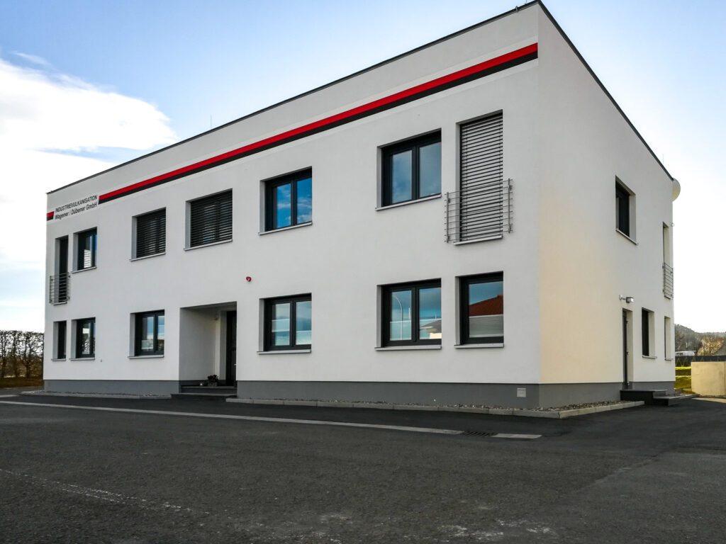 Modernes Bürogebäude mit klarer Architektur.