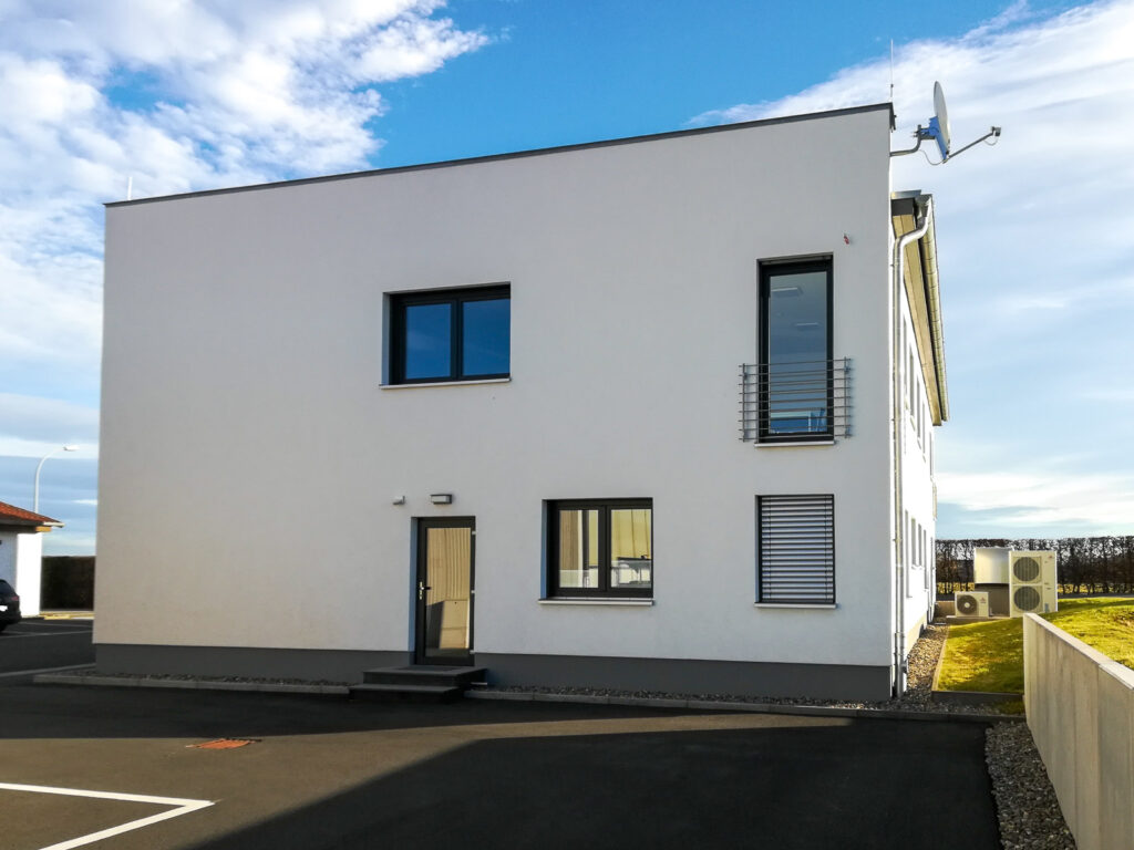 Modernes weißes Gebäude bei Sonnenschein