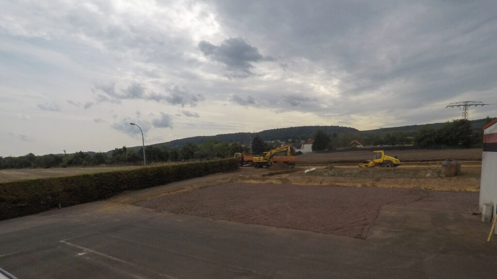 Bauarbeiten auf freiem Feld bei bewölktem Himmel