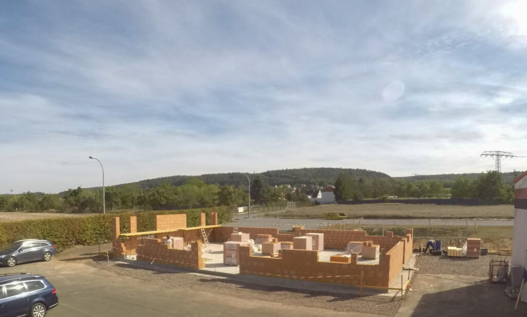 Rohbau eines Hauses mit Ziegelwänden.