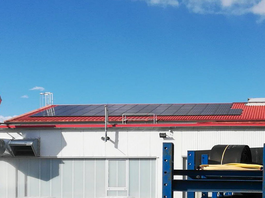 Solarmodule auf einem roten Dach.