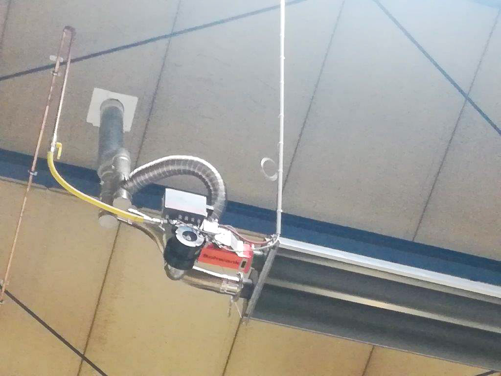 Industriegebäude mit Heizsystem an der Decke