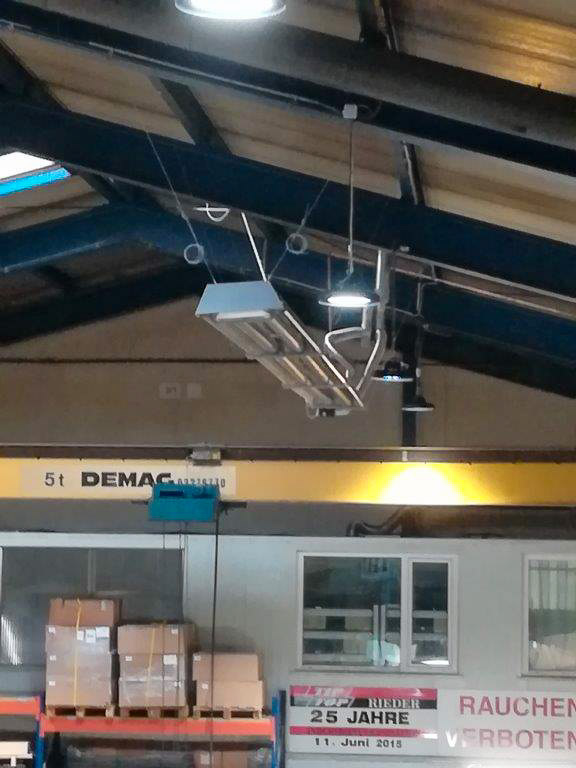 Industriehalle mit Kran und Kartons