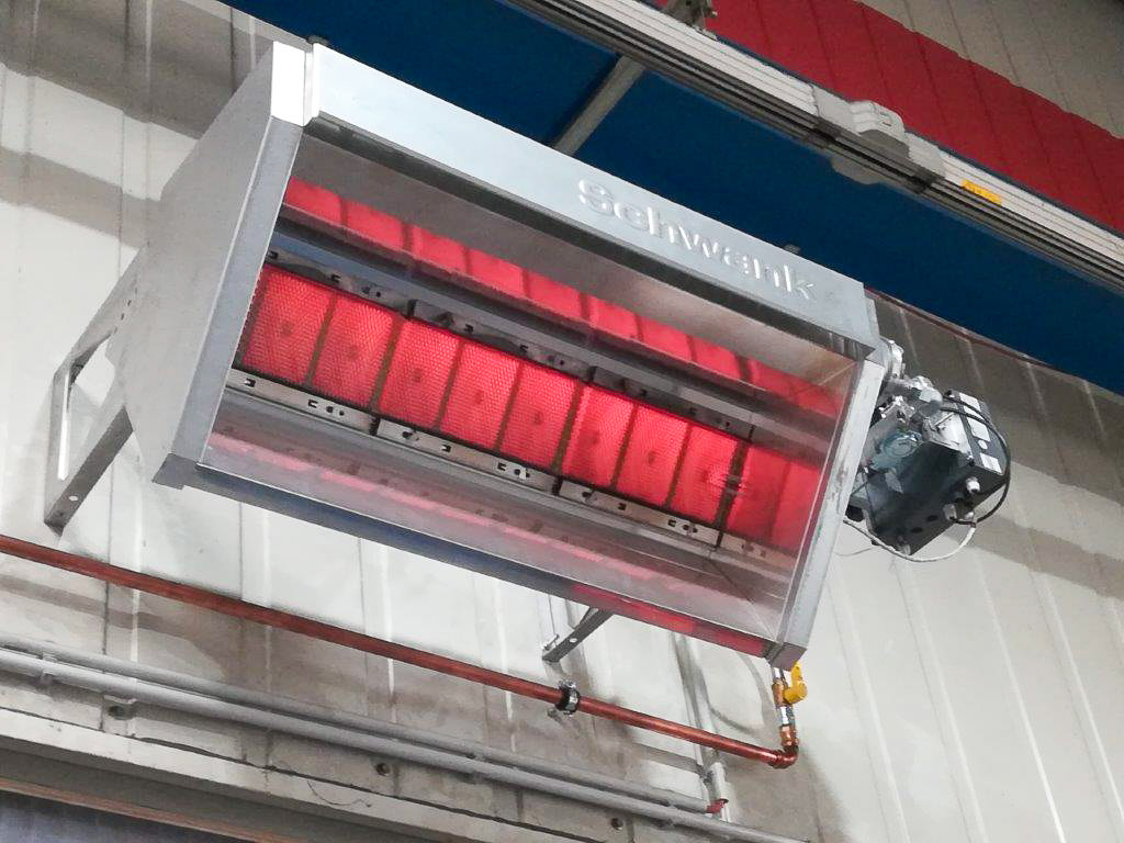 Industrieller Heizstrahler an Decke montiert