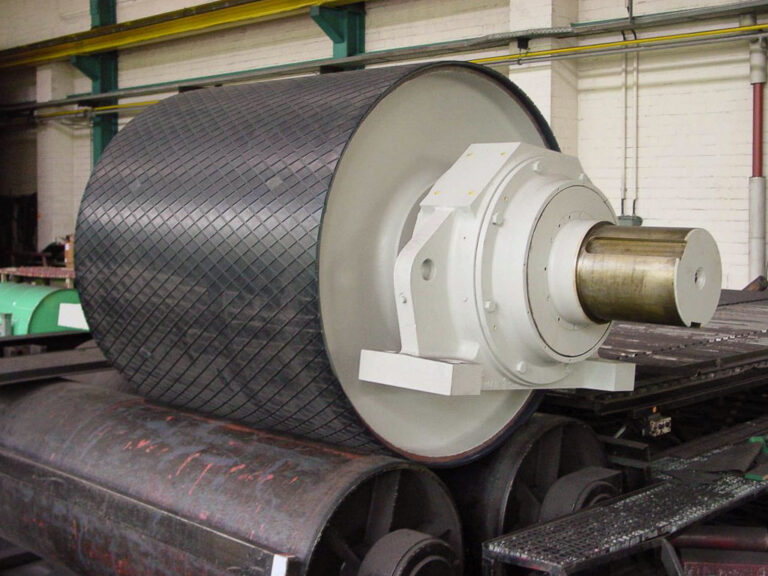 Große industrielle Antriebsrolle in Fabrikumgebung